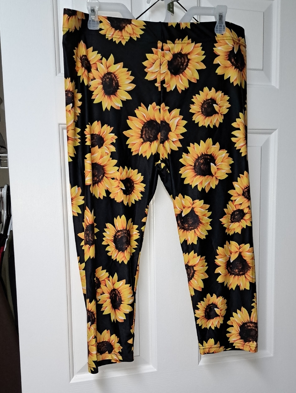 Sunflower Print Capri Leggings - Black & Yellow